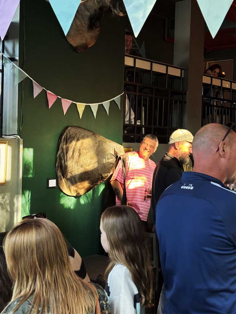 Gnu Bar interiør med gnuhåve på veggen